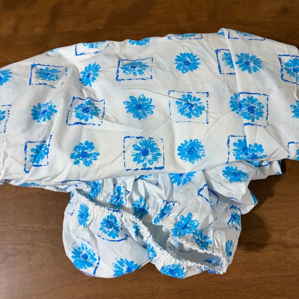 Vintage blue daisy full fitted sheet